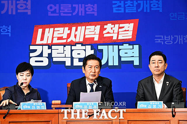 정 대표는 이번 사태에 대해 대표에 취임하자마자 이런 일이 발생해 국민 여러분께 정말 송구스럽고, 몸 둘 바를 모르겠다고 공식 사과했다. /배정한 기자