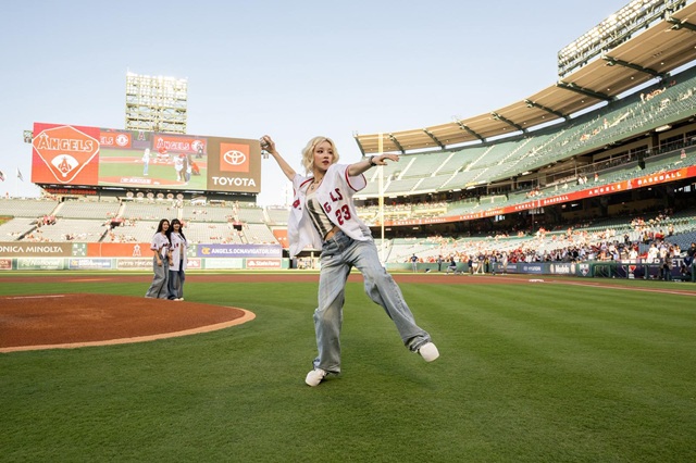 LA 에인절스 한국 문화유산의 밤에 초청된 그룹 아이들의 멤버 우기가 현지시간 4일 미국 캘리포니아주 애너하임 에인절스타디움에서 홈팀 LA 에인절스의 시구를 맡았다./LA 에인절스