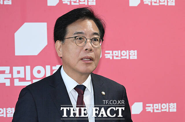 송언석 국민의힘 비상대책위원장 겸 원내대표가 6일 차명주식 거래 의혹을 받는 이춘석 무소속 의원에 대해 위법소지가 명백하다. 국민의힘은 국회 윤리위원회 제소와 형사고발 절차를 밝겠다고 밝혔다. 사진은 송 위원장이 지난 5일 오후 서울 여의도 국회에서 현안 관련 백브리핑을 하고 있는 모습. /박헌우 기자