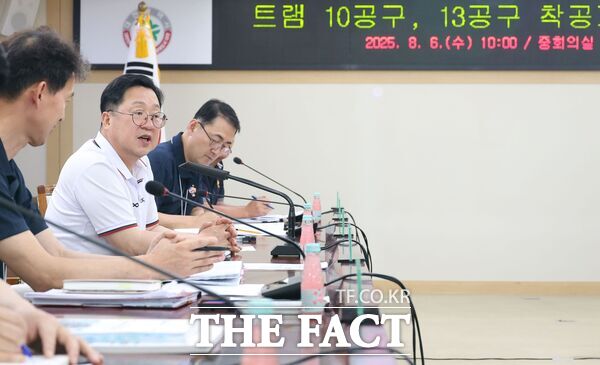 이장우 대전시장이 6일 시청 중회의실에서 도시철도 2호선 건설공사 추진 보고회를 주재하면서 도시철도 2호선 수소트램의 지하화 구간 중 일부인 불티고개와 대전역 지하차도 공사의 오는 9월 본격 추진을 주문하고 있다./대전시