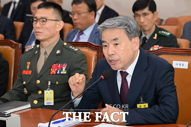 이종섭 전 국방부 장관(오른쪽)이 2024년 7월 19일 오전 서울 여의도 국회 법제사법위원회에서 열린 윤석열 대통령 탄핵소추안 발의 요청 청원 청문회에 증인 출석해 의원 질의에 답변하고 있다./ 국회=남윤호 기자