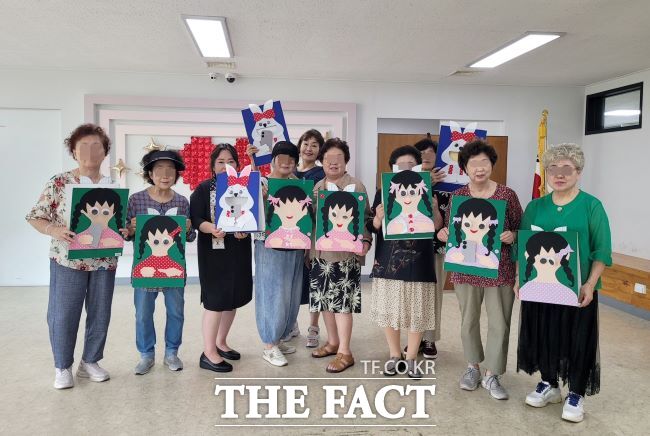 구연동화 전문 자격증을 보유한 안양시 노인들이 유아 대상 찾아가는 스마트폰 과의존 예방교육을 했다. /안양시