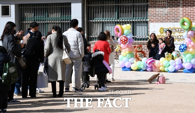 교육부는 6일 전국 17개 시도교육청이 각각 공고한 2026학년도 공립 유·초·중등·특수·비교과 신규교사 임용시험 사전예고 현황을 발표했다. 사진은 서울의 한 초등학교./서예원 기자