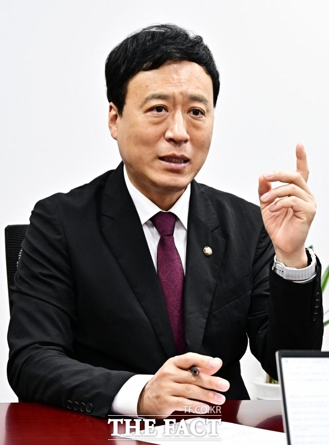 정성국 국민의힘 의원이 5일 오후 서울 여의도 국회 의원회관에서 진행된 더팩트와의 인터뷰에서 질의에 답변을 하고 있다. /배정한 기자
