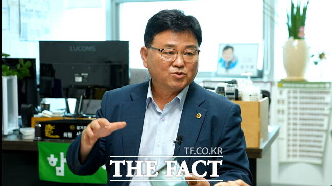 성기황 경기도의회 의원이 <더팩트>와 인터뷰를 하고 있다./유명식 기자