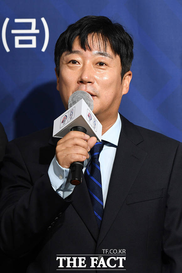 코미디언 이수근이 지난 5일 부친상을 당했다. 빈소는 서울 아산병원 장례식장에 마련됐다. /더팩트 DB