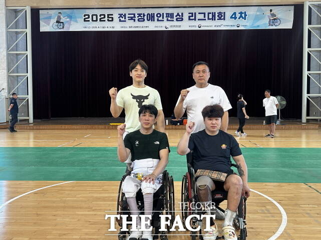 세종시 휠체어펜싱팀 심재훈(왼쪽 위)·박천희(왼쪽 아래)와 세종시 소속 유승재(오른쪽 아래)가 사브르 종목에서 2위를 차지하고 기념촬영을 하고 있다. /세종시
