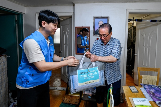 지난 5일 봉사활동에 참여한 KT&G 직원이 폭염 피해 취약계층에게 여름나기 물품을 전달하고 있다. /KT&G