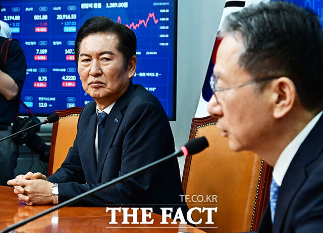 정청래 더불어민주당 대표는 검찰개혁을 시대적 과제로 꼽으며 올해 추석 전에 반드시 완수하겠다고 6일 밝혔다. 사진은 이날 정 대표가 정성호 법무부 장관을 접견하는 모습. /배정한 기자