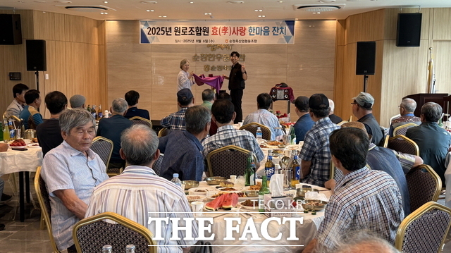 6일과 7일 양일간 전북농협이 순정축협과 함께 70세 이상 원로조합원을 대상으로 마술공연 등을 제공, 농업인과 소통하고 즐거운 시간을 갖는다. /전북농협