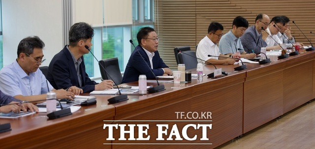 박상형 한전KDN 사장(왼쪽 세 번째)가 전력산업 대토론회를 주관하고 있다. /한전KDN