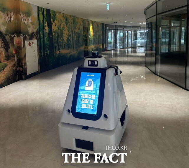 세종시가 나성동 어반아트리움 구역에서 운영하고 있는 경비로봇. /세종시