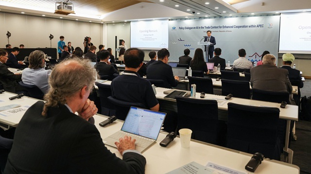 산업통상자원부 아시아 태평양 경제협력체(APEC) 제3차 고위관리회의가 열리는 인천 송도컨벤시아에서 6일 서비스 국내규제에 관한 워크숍을 개최했다. 사진은 지난달 30일 오충종 산업부 다자통상법무관이 2025 APEC 역내 민관 정책대화: 인공지능(AI)과 통상의 미래에서 인사말을 하는 모습. /뉴시스