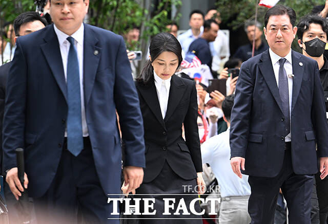 자본시장법 위반 등 혐의를 받는 김건희 씨가 6일 오전 서울 종로구 KT광화문빌딩 웨스트에 마련된 민중기 특검 사무실에 출석하고 있다. /박헌우 기자