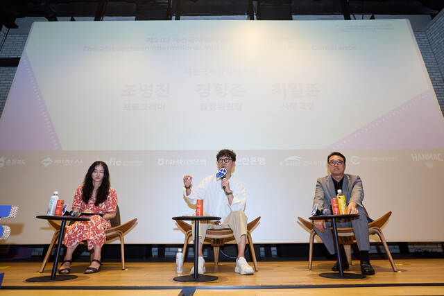 조명진 프로그래머, 장항준 집행위원장, 최일준 사무국장(왼쪽부터)이 6일 오후 2시 서울 중구 CGV 명동역 씨네라이브러리에서 열린 제21회 제천국제음악영화제 기자간담회에 참석해 발언하고 있다. 이날 장항준 집행위원장은 잠깐 왔다가 한 편 보고 가는 영화제가 아니라 와서 즐기고 휴가를 보내는 쉴 수 있는 영화제가 될 수 있도록 신경 쓰고 있다고 전했다. /제천국제음악영화제
