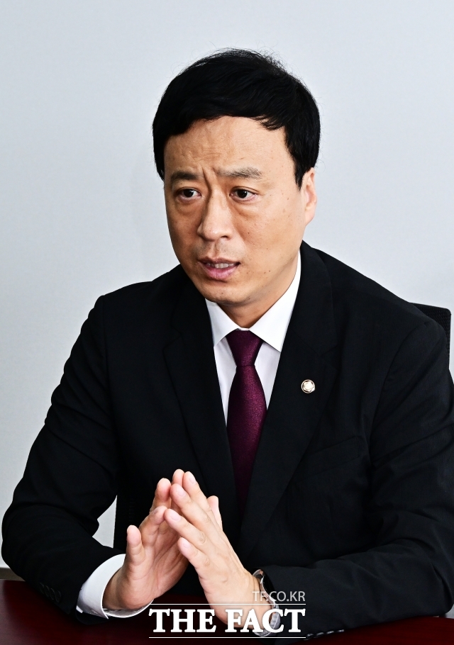 정 의원은 정치가 신뢰를 받지 못하는 건 여러 가치 중 옳고 그름을 저 아래로 내려버렸기 때문이다라며 타협해야 할 부분도 있겠지만 그 타협의 기준이 옳고 그름을 넘어서서는 안 된다고 말했다. /배정한 기자
