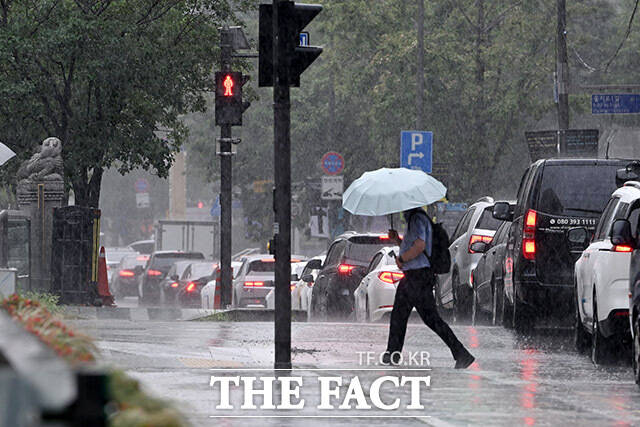 기상청에 따르면 7일 충청 남부와 남부지방(경북 중·북부 제외)은 오전 6시부터 9시까지 비가 내리겠다. 경기 남동부와 강원, 충청권 내륙, 경북 중·북부에는 오전 6시부터 오후 6시 사이 비가 이어질 전망이다. 강원과 경북 중·북부에는 오후 9시까지, 제주에는 자정까지 비가 계속되겠다. /남용희 기자