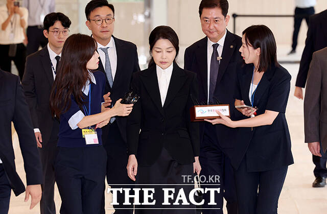 자본시장법 위반 등 혐의를 받는 김건희 씨가 6일 오전 서울 종로구 KT광화문빌딩 웨스트에 마련된 민중기 특검 사무실에 출석하고 있다. /박헌우 기자