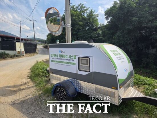 경기 포천시가 최근 포천시 가산면에서 본격 운영을 시작한 ‘이동식 대기 확산 악취제어시스템’의 모습./포천시