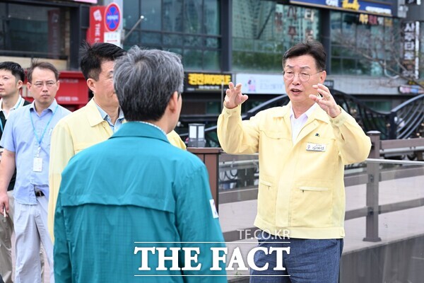 김제선 대전 중구청장(사진 오른쪽)이 6일 ‘대전 0시 축제’의 안전한 개최 지원을 위한 분야별 최종 현장 점검을 실시했다./대전 중구