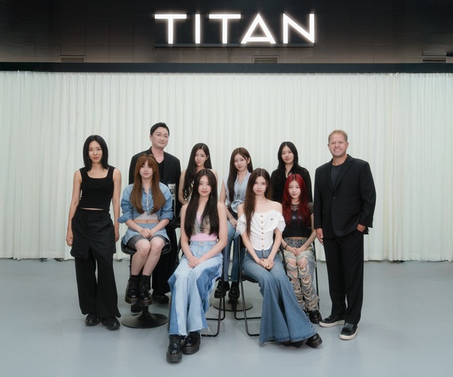 그룹 앳하트와 타이탄 콘텐츠 임원들. 타이튼 콘텐츠는 앳하트를 시작으로 차례대로 아티스트를 론칭해 K팝의 새로운 패러다임을 제시하겠다고 강조했다./타이탄 콘텐츠