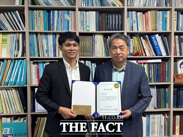 양철주 교수팀이 기념사진을 찍고 있다. /국립순천대학교