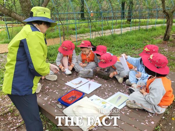 대전 대덕구는 유아들에게 산림체험 기회를 제공하는 ‘유아숲체험원 프로그램’을 오는 11월까지 운영한다. 사진은 유아들의 숲체험 활동 진행 모습./대덕구