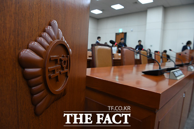 여름마다 산소 결핍과 유해 가스 중독으로 사망 사고가 발생함에도 국회가 실효성 있는 대책을 단 하나도 내놓지 못하고 있다는 비판이 제기된다. 사진은 환노위 회의장. /남윤호 기자