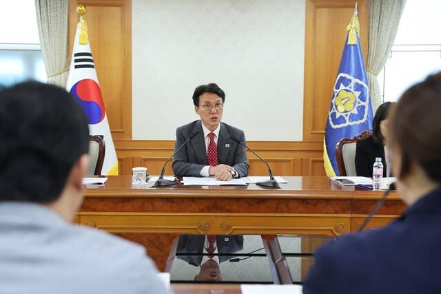 정부는 6일 김민석 국무총리 주재로 관광 활성화 미니정책 태스크포스(TF)를 열고 중국인 단체 관광객의 무비자 입국을 9월 29일부터 내년 6월 30일까지 허용하기로 했다. /총리실
