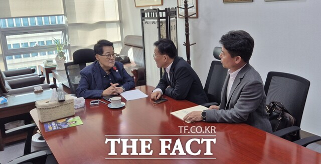 강위원 전남도 경제부지사가 박지원 의원을 만나 면담을 하고 있다. /전남도