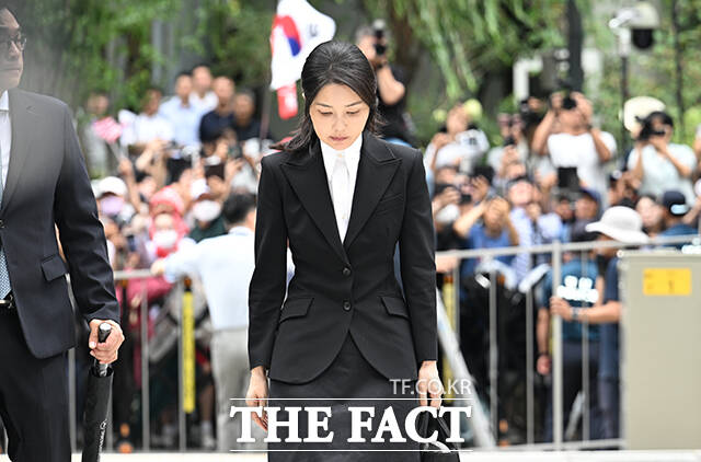 자본시장법 위반 등 혐의를 받는 김건희 씨가 6일 오전 서울 종로구 KT광화문빌딩 웨스트에 마련된 민중기 특검 사무실에 출석하고 있다. /박헌우 기자