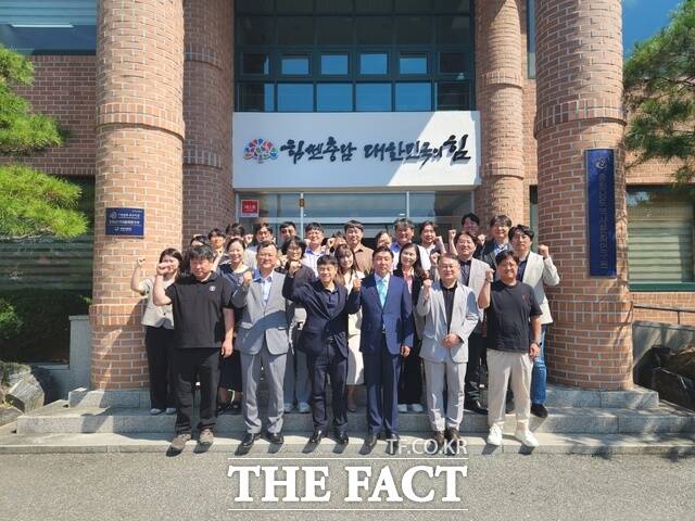 충남역사문화연구원의 제11대 장기승 원장이 취임식을 갖은 후 직원들과 함께 기념 촬영을 하고 있다. /충남역사문화연구원