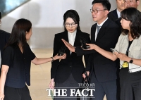  '10시간 반 만에 귀갓길' 김건희···취재진 질문엔 '묵묵부답' [TF사진관]