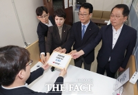  이춘석 의원 징계안 제출하는 국민의힘 [포토]