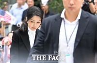  경호원 뒤로 숨은 김건희 [포토]