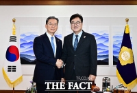  우원식 국회의장 찾은 정성호 법무부 장관 [TF사진관]