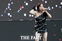  박봄, 결국 2NE1 활동 중단…