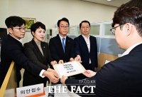  국민의힘, '주식 차명거래 의혹' 이춘석 의원 징계안 제출 [TF사진관]
