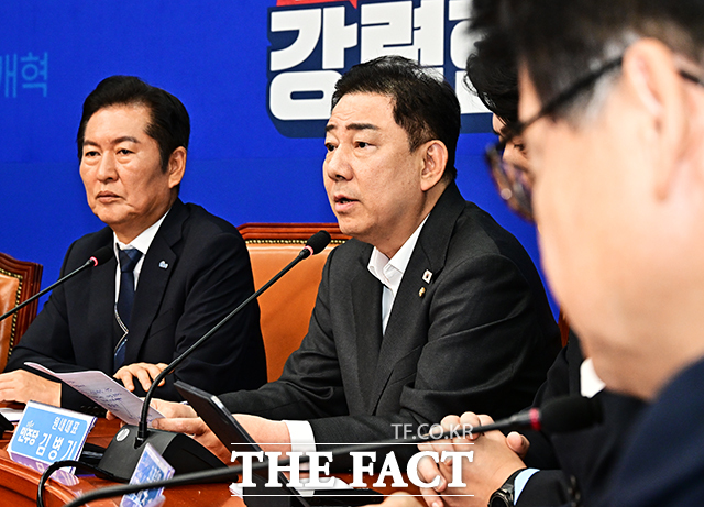 김병기 더불어민주당 원내대표는 8월 임시국회에서 방송2법·노란봉투법 등 주요 민생개혁법안 처리를 예고하며, 검찰·사법개혁에도 속도를 내겠다고 밝혔다. 사진은 김 원내대표가 6일 열린 최고위원회의에서 발언하는 모습. /배정한 기자