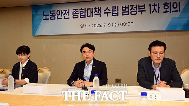 일본 후생노동성은 맨홀과 하수관로 작업을 특별관리작업’으로 분류해 산업 안전 문화 정착을 위한 장치를 만들었다. 사진은 권창준 고용노동부 장관 직무대행이 지난 9일 산업안전 종합대책 관련부처 TF회의에서 모두발언을 하고 있는 모습. /임영무 기자