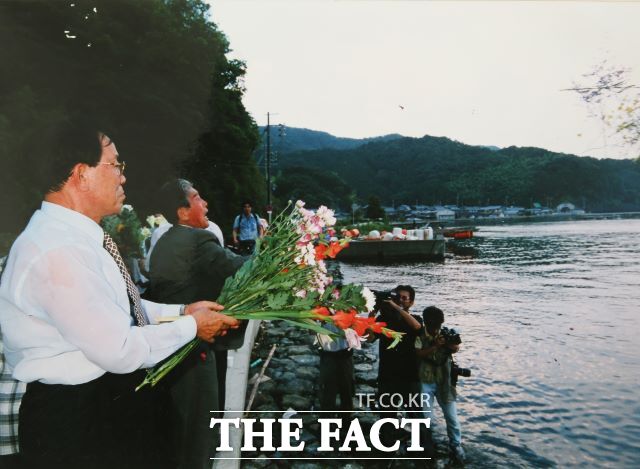 오는 24일은 광복 직후 귀국하려던 재일 한국인을 태운 채 침몰한 우키시마호 사건 80주기이다. 하지만 조사는 걸음마 단계로, 추가 자료가 필요한 상황이다. 사진은 우키시마호가 침몰한 교토 마이즈루 시모시바가 해안에서 헌화하는 피해자 유족. /일제강제동원시민모임