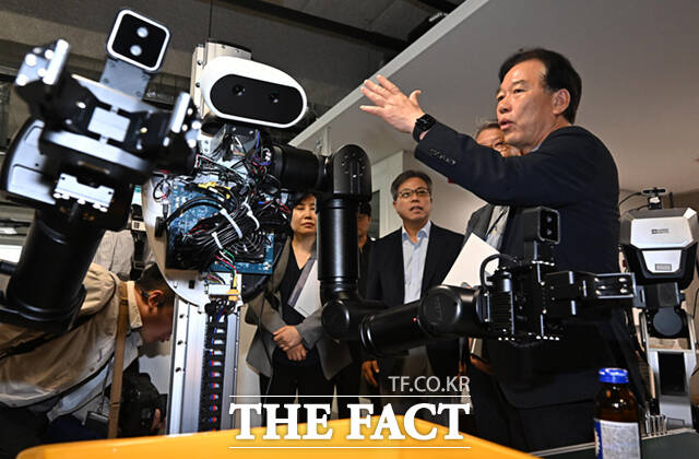 정태호 국정기획위원회 경제1분과 위원장이 7일 서울 관악구 서울대 AI연구원에서 열린 국정위 ‘기술과 아이디어로 혁신하는 우리곁의 AI 클러스터’ 현장방문 행사에서 원격조종을 통한 데이터수집 및 모방학습 추론 시연을 살펴보고 있다. /이새롬 기자