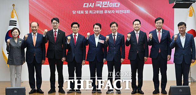 국민의힘 당대표 선거에 출마한 김문수 전 고용노동부 장관, 안철수·장동혁·조경태 의원(가나다순)이 7일 전당대회 본경선에 진출했다. 사진은 국민의힘 제6차 전당대회 당 대표 후보자 비전대회가 열린 지난 3일 서울 여의도 중앙당사에서 열려 후보들과 송언석 국민의힘 비상대책위원장 겸 원내대표 등이 포토타임을 갖고 있는 모습. /배정한 기자