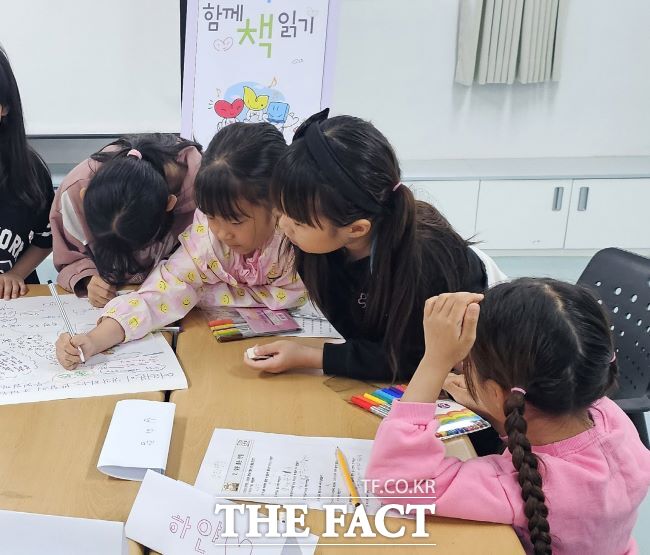 도서관과 함께 책 읽기 프로그램에 참여하고 있는 어린이들 /시흥시