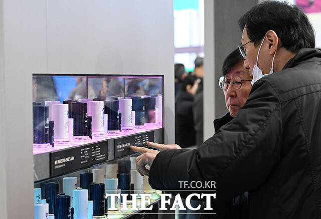 지난 3월 열린 인터배터리 2025에서 관람객들이 전시 부스를 둘러보고 있는 모습. /박헌우 기자