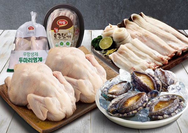 이마트가 이달 7일부터 13일까지 일주일간 신세계포인트 적립시 민물장어와 전복을 각각 50% 할인한다. /이마트