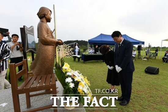 정명근 경기 화성시장이 지난 해 일본군 위안부 피해자 기림의 날을 맞아 평화의 소녀상에 참배하고 있다./화성시