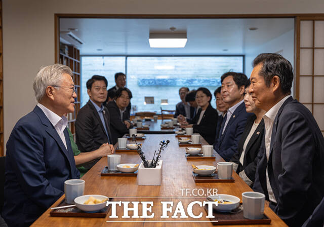 정청래 더불어민주당 대표가 7일 경남 양산 평산마을을 찾아 문재인 전 대통령을 예방했다. 이들은 화기애애한 분위기 속에 1시간 가량 환담을 가졌다. /더불어민주당