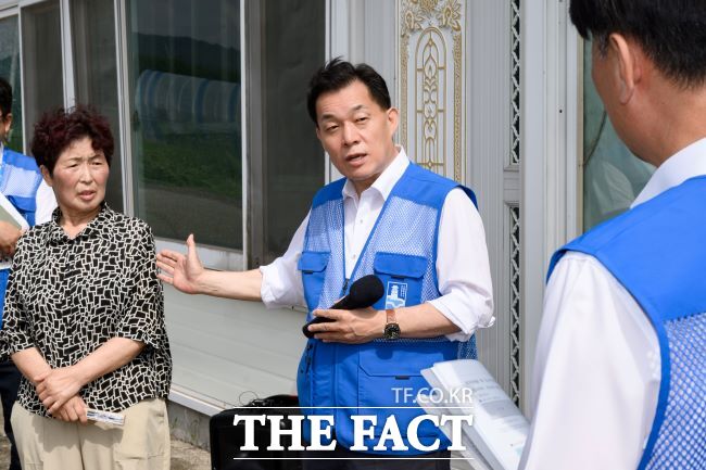 이재준 수원시장이 폭싹 담았수다! 시민의 민원함에 접수된 입북동 민원현장을 방문해 발언하고 있다./수원시