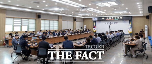 최충규 대덕구청장이 7일 구청 대회의실에서 8월 확대간부회의를 주재하고 있다./대덕구